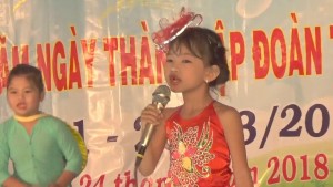 Đưa cơm cho mẹ đi cày